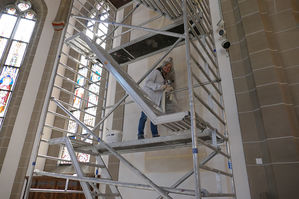 Malerischer Spiegel an der gotischen Madonna in St. Crescentius (Foto: Karl-Franz Thiede)